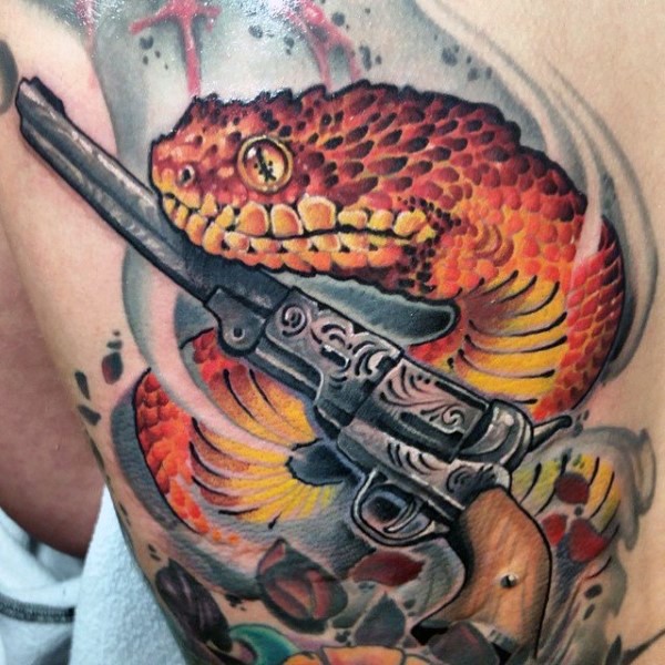 背部奇妙的彩色大蛇与手枪纹身图案