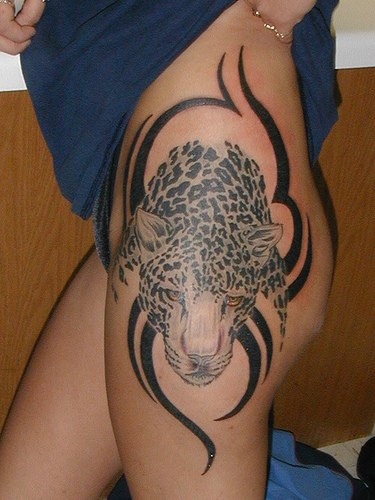 大腿美丽的黑色豹纹个性纹身图案