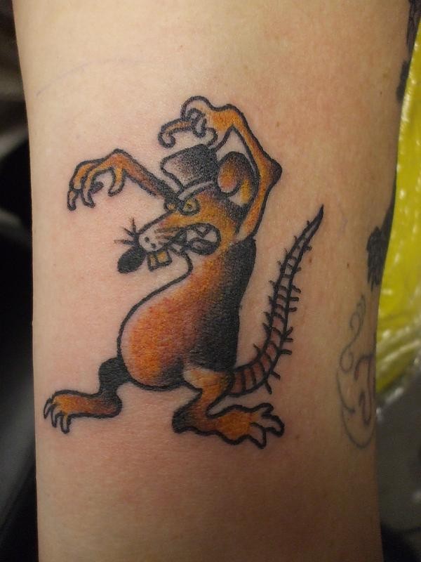 手臂卡通棕色的老鼠纹身图案