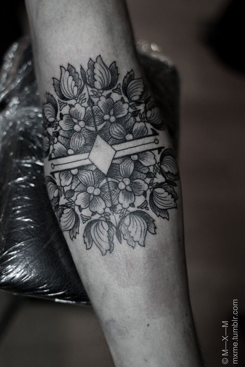 手臂黑白线条花朵与指南针纹身图案