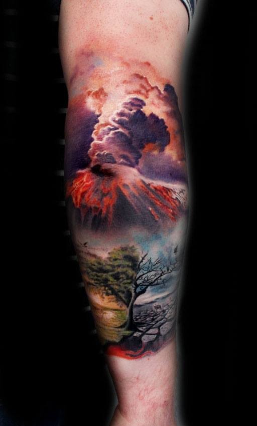 手臂彩色孤独的树和燃烧的火山纹身图案