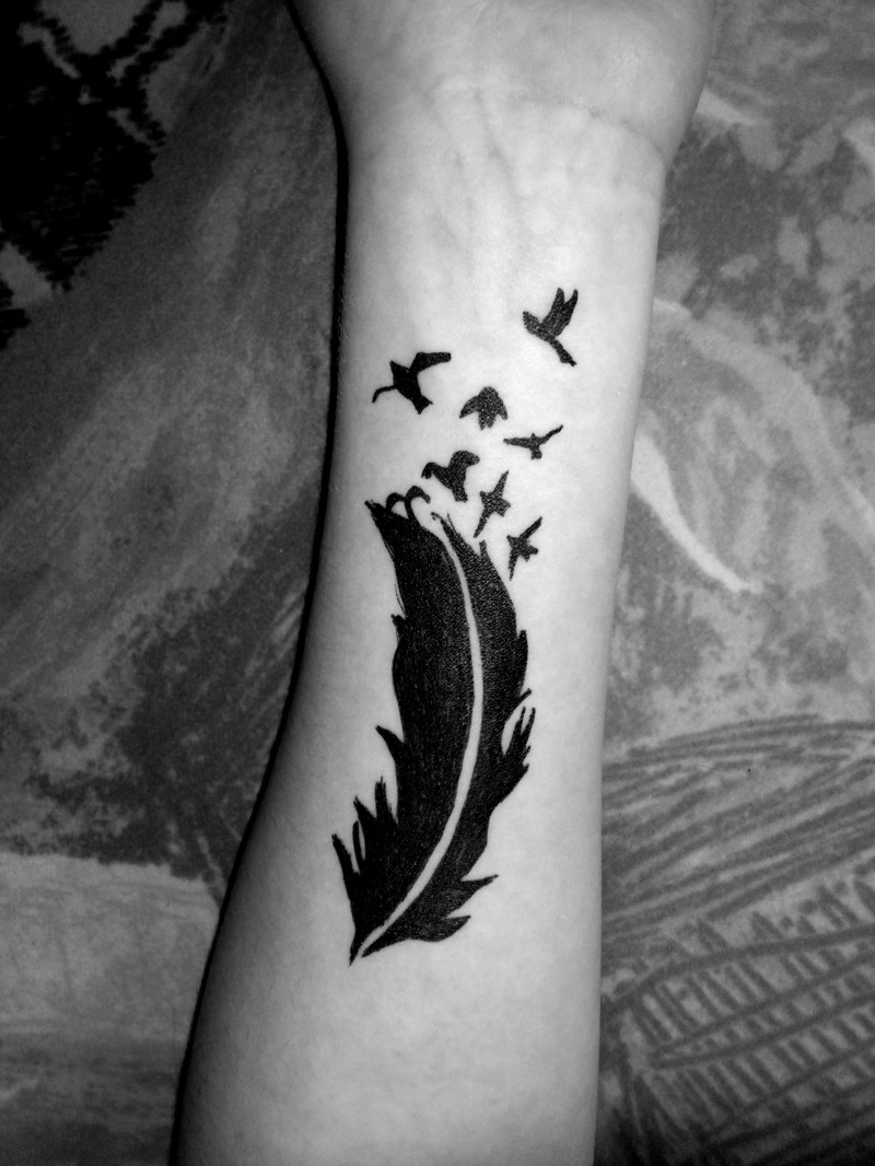 黑色羽毛小鸟个性手臂纹身图案