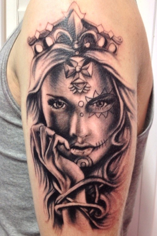 手臂黑灰死亡女郎与皇冠纹身图案