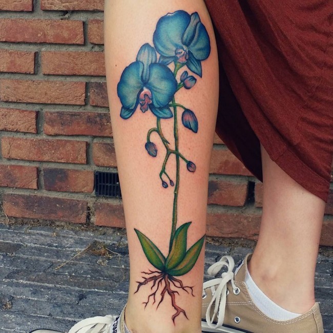 小腿美丽的彩色花卉纹身图案