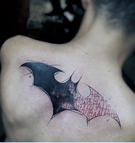 背部素描风格的蝙蝠侠标志和字母纹身图案