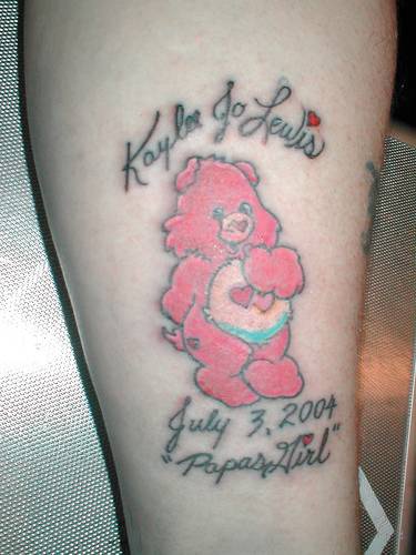 可爱的粉红熊与字母纹身图案