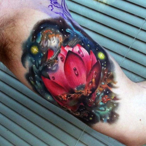 大臂漂亮的彩色星空花朵纹身图案