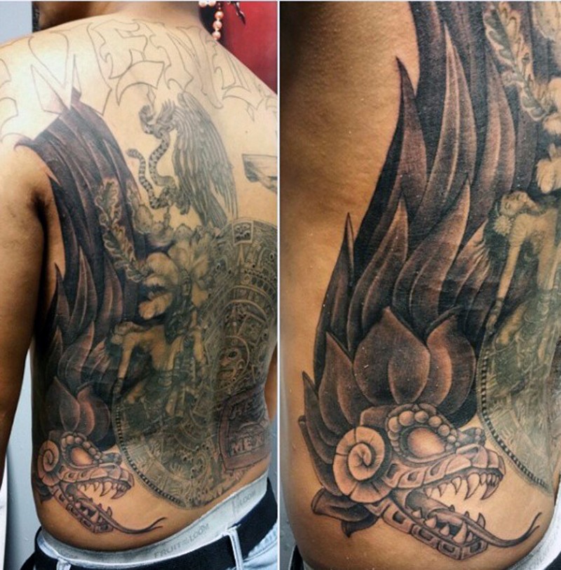 背部黑白的蛇与部落玛雅石雕纹身图案