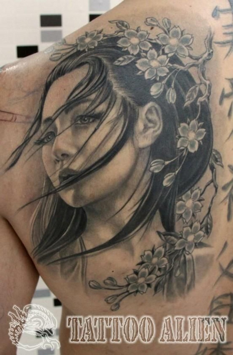 背部美丽的亚洲女性肖像与盛开的花朵纹身图案