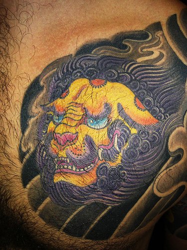 胸部黄色亚洲的狮子纹身图案