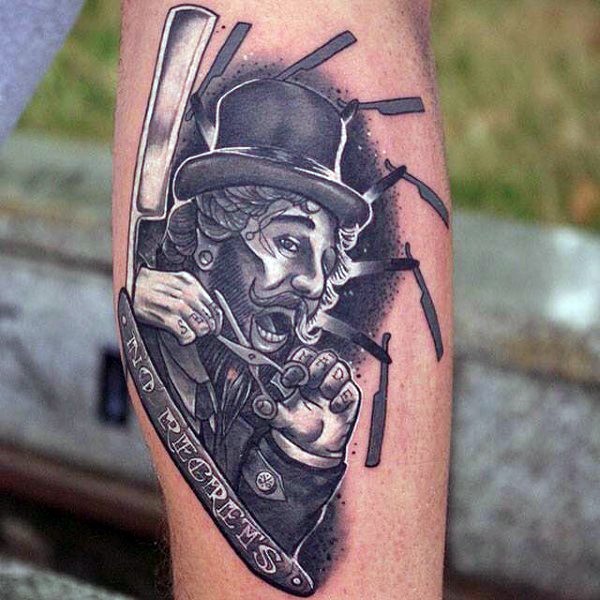 手臂滑稽的男子与剪刀和刀片纹身图案