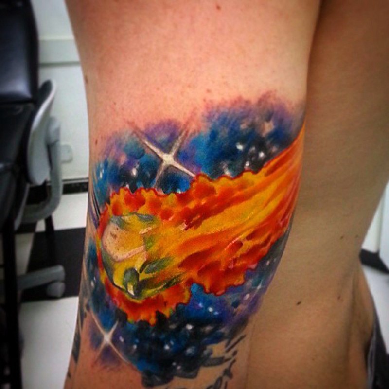 手臂简单的彩绘燃烧彗星和星空纹身图案