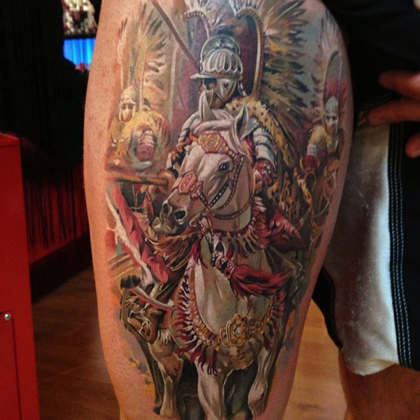 大腿精彩的彩色中世纪骑士和马纹身图案