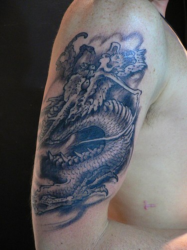 手臂黑色的亚洲龙纹身图案