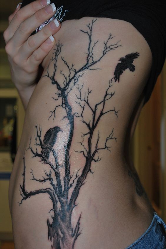 侧肋乌鸦和巨大的树黑色纹身图案