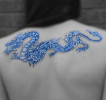 背部精美的蓝色龙纹身图案