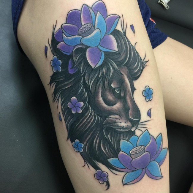 大腿美丽的紫色莲花和狮子纹身图案