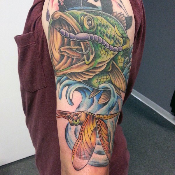 大臂彩绘上钩的鱼和蜻蜓纹身图案