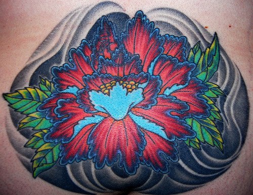 腰部非常明亮迷人的红色和蓝色花朵纹身图案