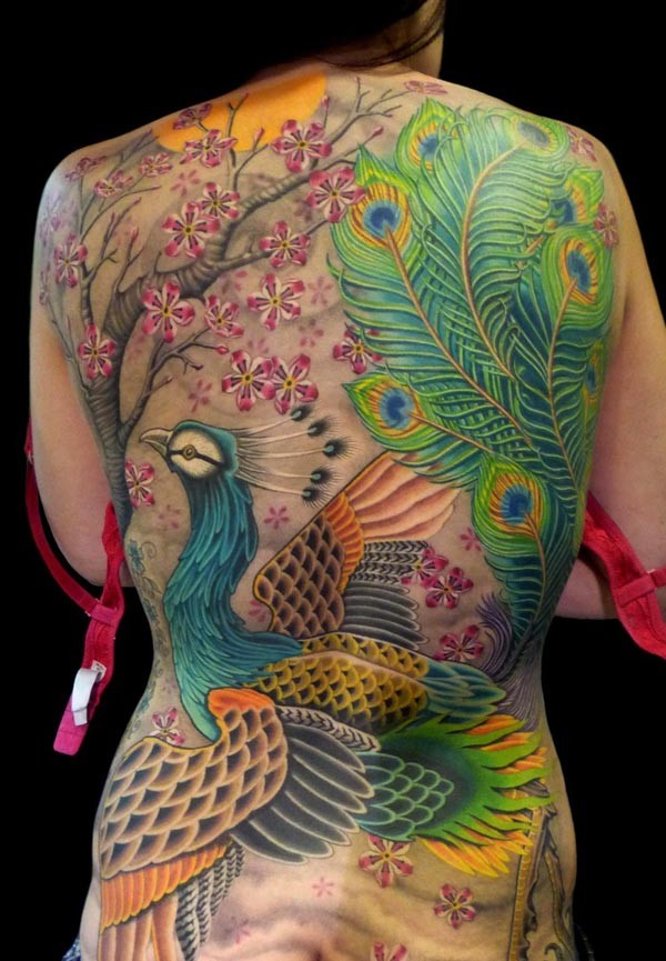 背部日本风格大型五彩孔雀和花朵纹身图案