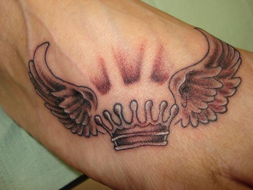 皇冠和翅膀个性纹身图案
