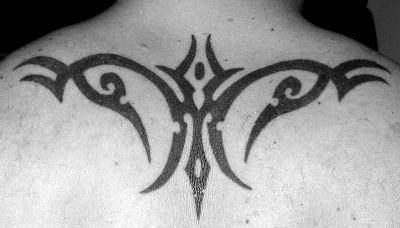背部部简单的部落符号纹身图案