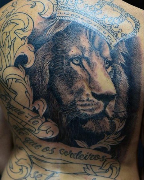背部逼真的黑灰风格狮子王与皇冠字母纹身图案