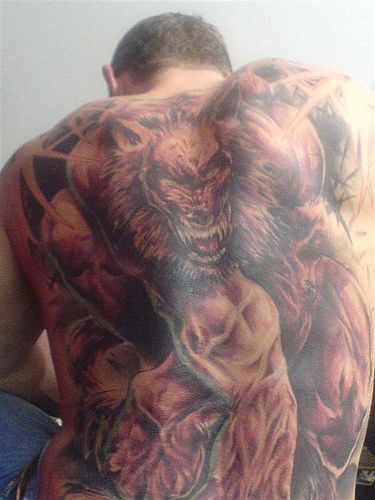 背部强大愤怒的狼人纹身图案