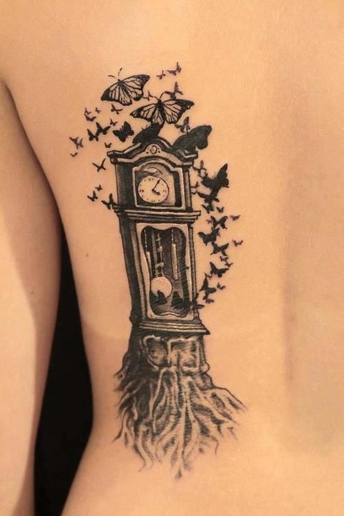 黑色的树形老时钟与蝴蝶纹身图案