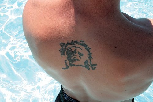 背部简单的耶稣纹身图案