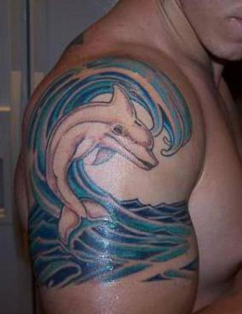 卡通风格彩色小海豚和海浪手臂纹身图案