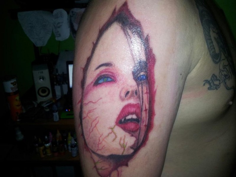 手臂红色的吸血鬼女子纹身图案