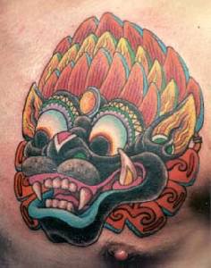 胸部彩色亚洲恶魔和羽毛纹身图案
