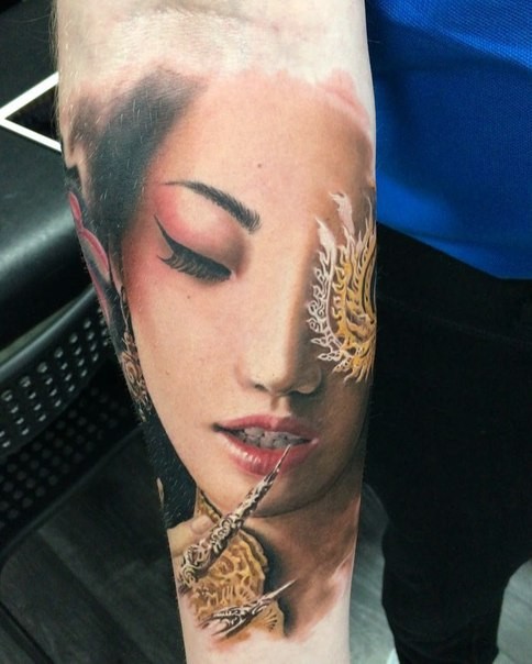 手臂写实风格的彩色亚洲艺妓肖像纹身图案