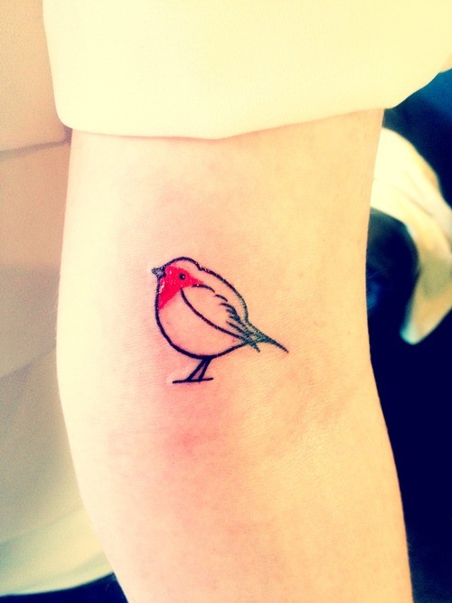可爱的红色小鸟手臂纹身图案