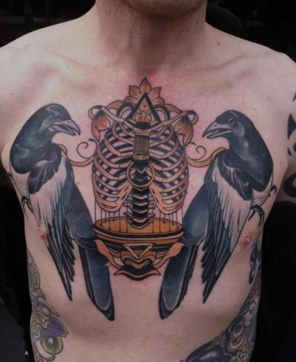 男性胸部骨架鸟笼与乌鸦纹身图案