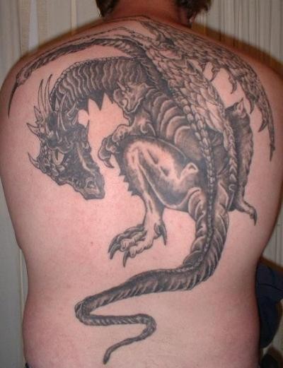 男性背部神秘的龙纹身图案