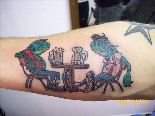青蛙在喝啤酒彩色胳膊纹身图案