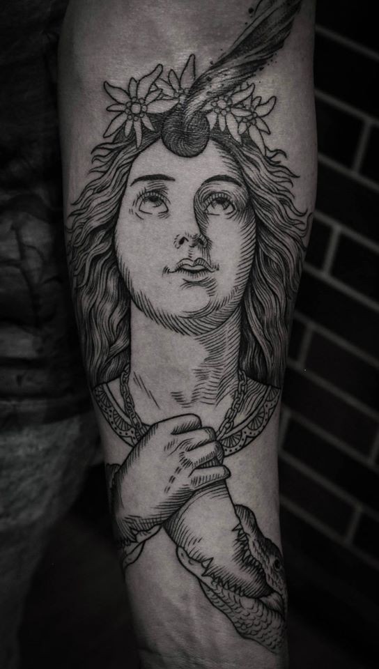 小臂雕刻风格黑色古代妇女脸和花朵纹身图案