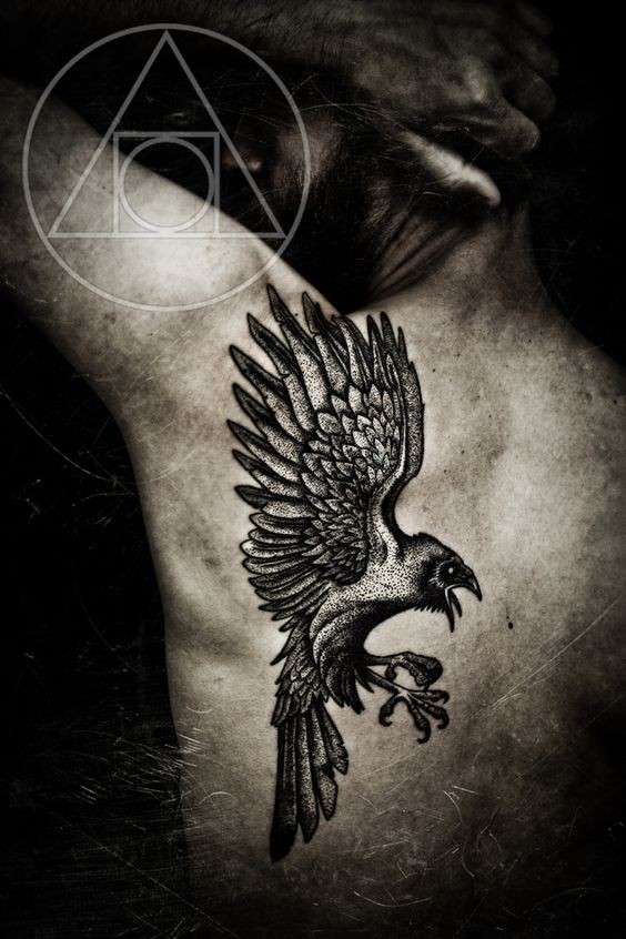 背部黑色的幻想风格乌鸦纹身图案