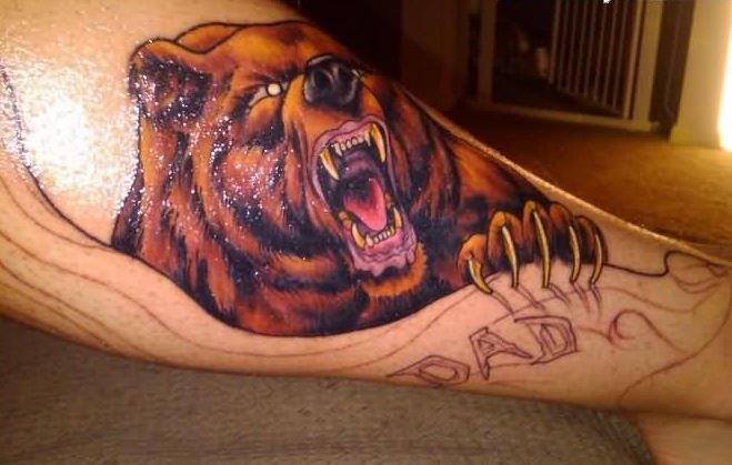 手臂上七彩愤怒的熊纹身图案