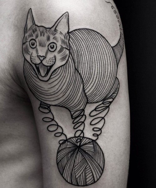 大臂黑色线条式猫咪毛线球纹身图案
