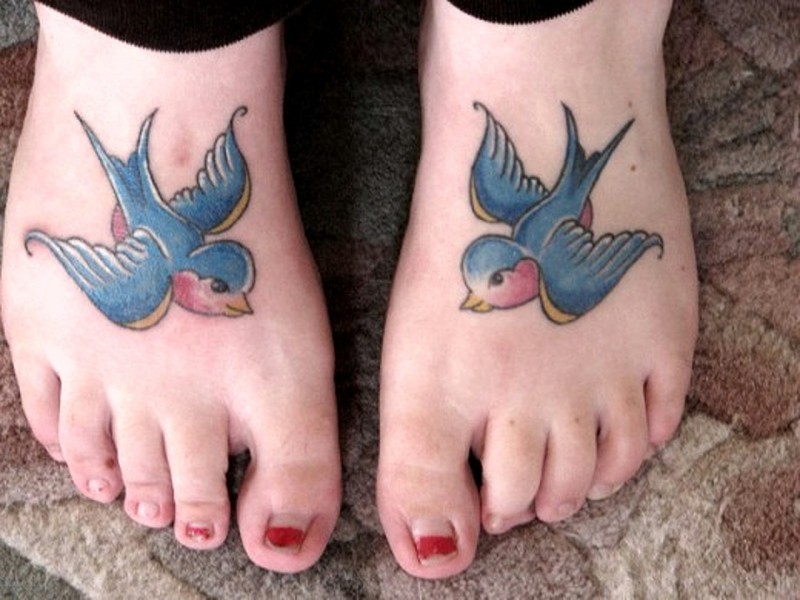女生脚背可爱的蓝色小鸟纹身图案