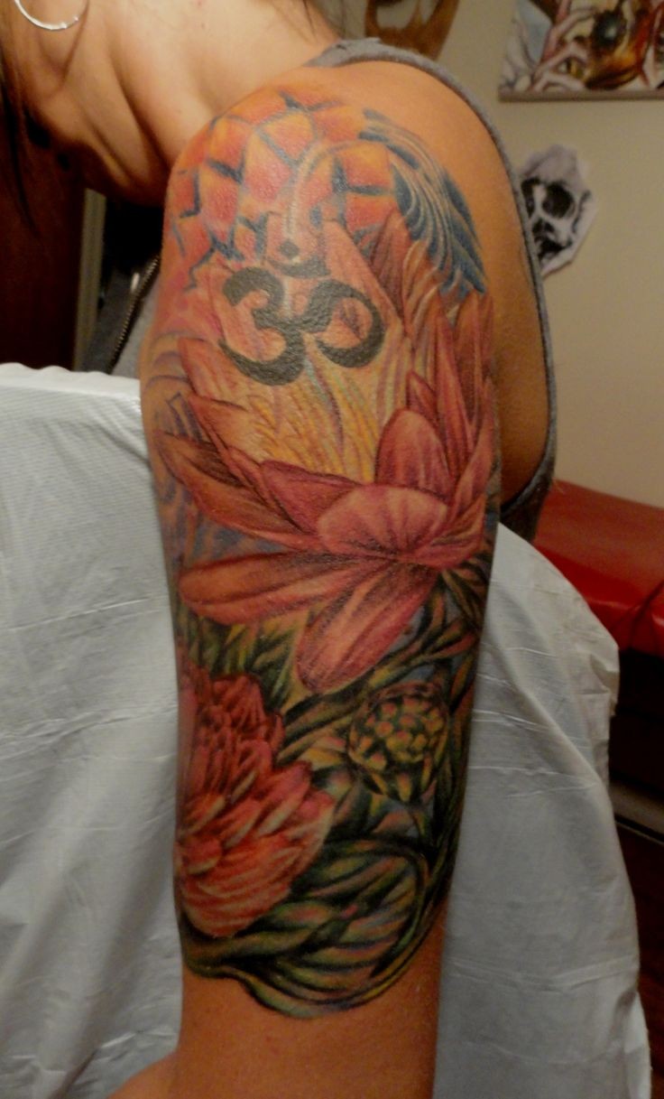 手臂美妙的日本花卉与标志纹身图案