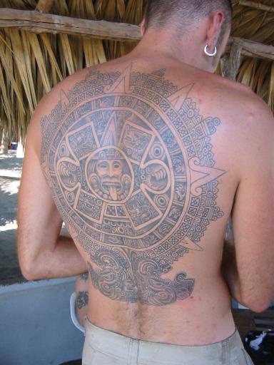 背部大型阿兹特克石像纹身图案