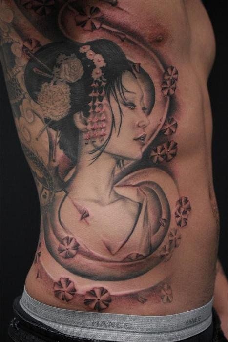 侧肋可爱诱人的亚洲艺妓花卉纹身图案