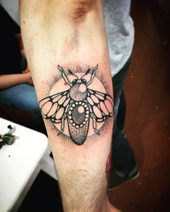 手臂黑色点刺风格蜜蜂与珠宝纹身图案