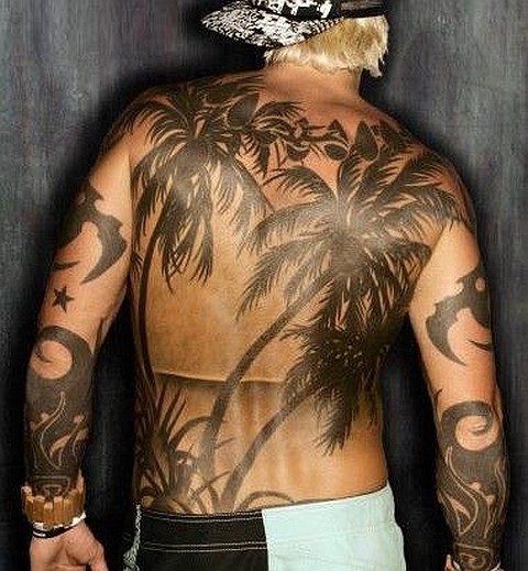 背部黑色的棕榈树纹身图案