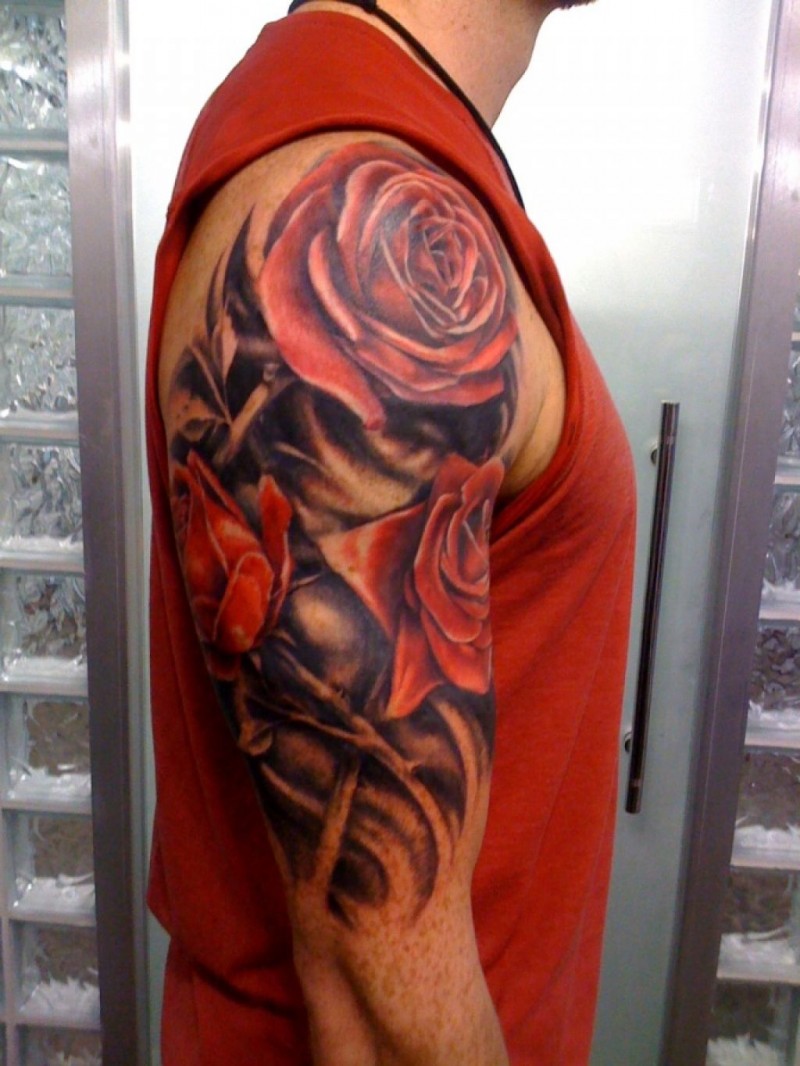 男性大臂写实的红玫瑰花纹身图案