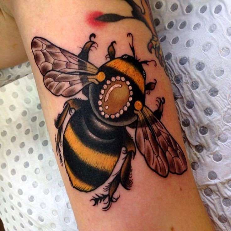 美丽的写实大黄蜂手臂纹身图案